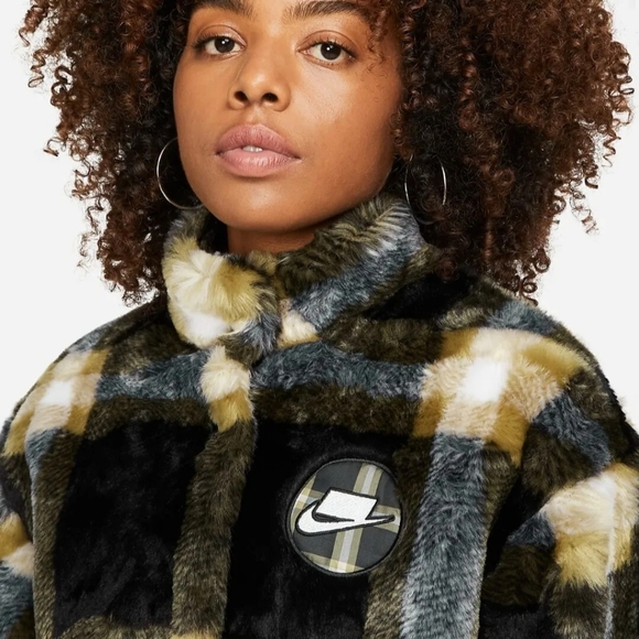 Nike Sportswear Oversize Plaid Faux Fur Jacket Coat Womens Medium DD4541-010. - Picture 3 of 5